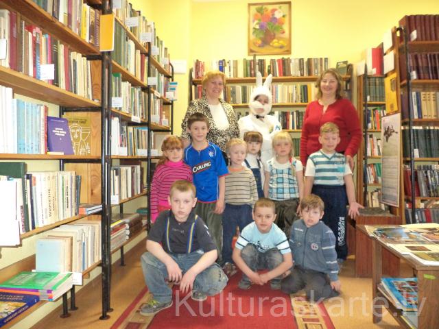 Lieldienas zaķis Istras pagasta bibliotēkā